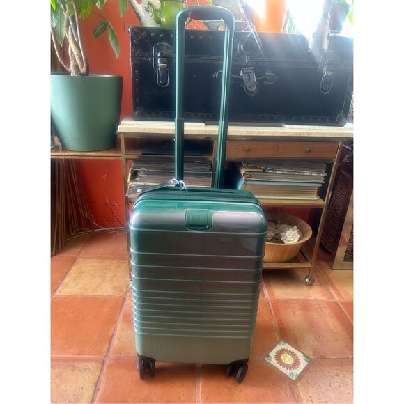 NWT Beis x Wicked Carry on Roller Luggage Suitcase in Wicked Green - Picture 1 of 3
